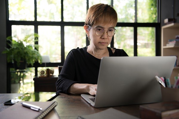 Vrouw werkt aan eigen website