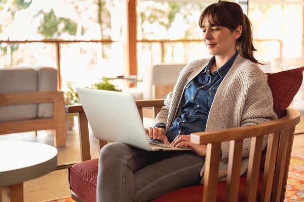 Vrouw werkt op laptop